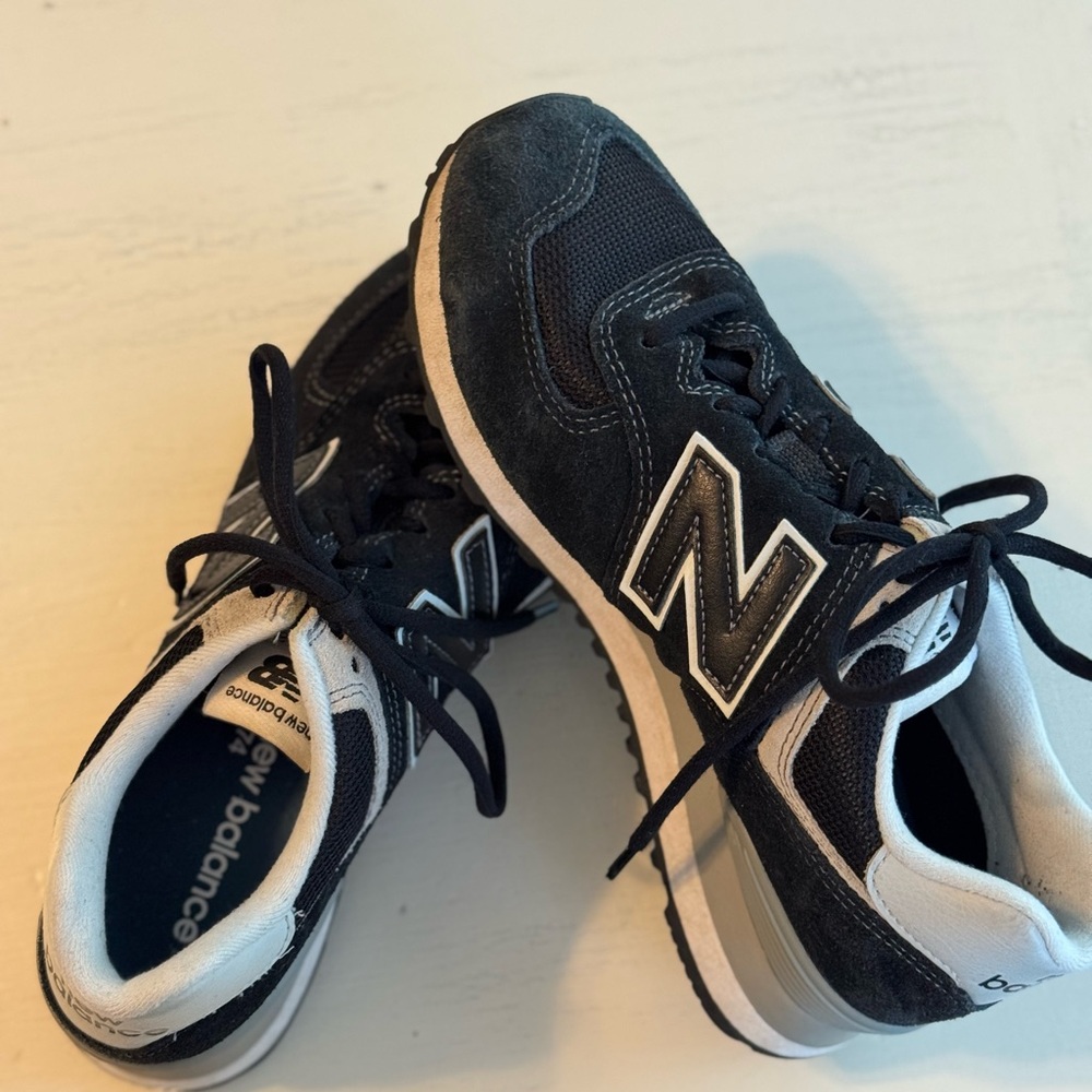 New Balance women’s black and White Sneakers